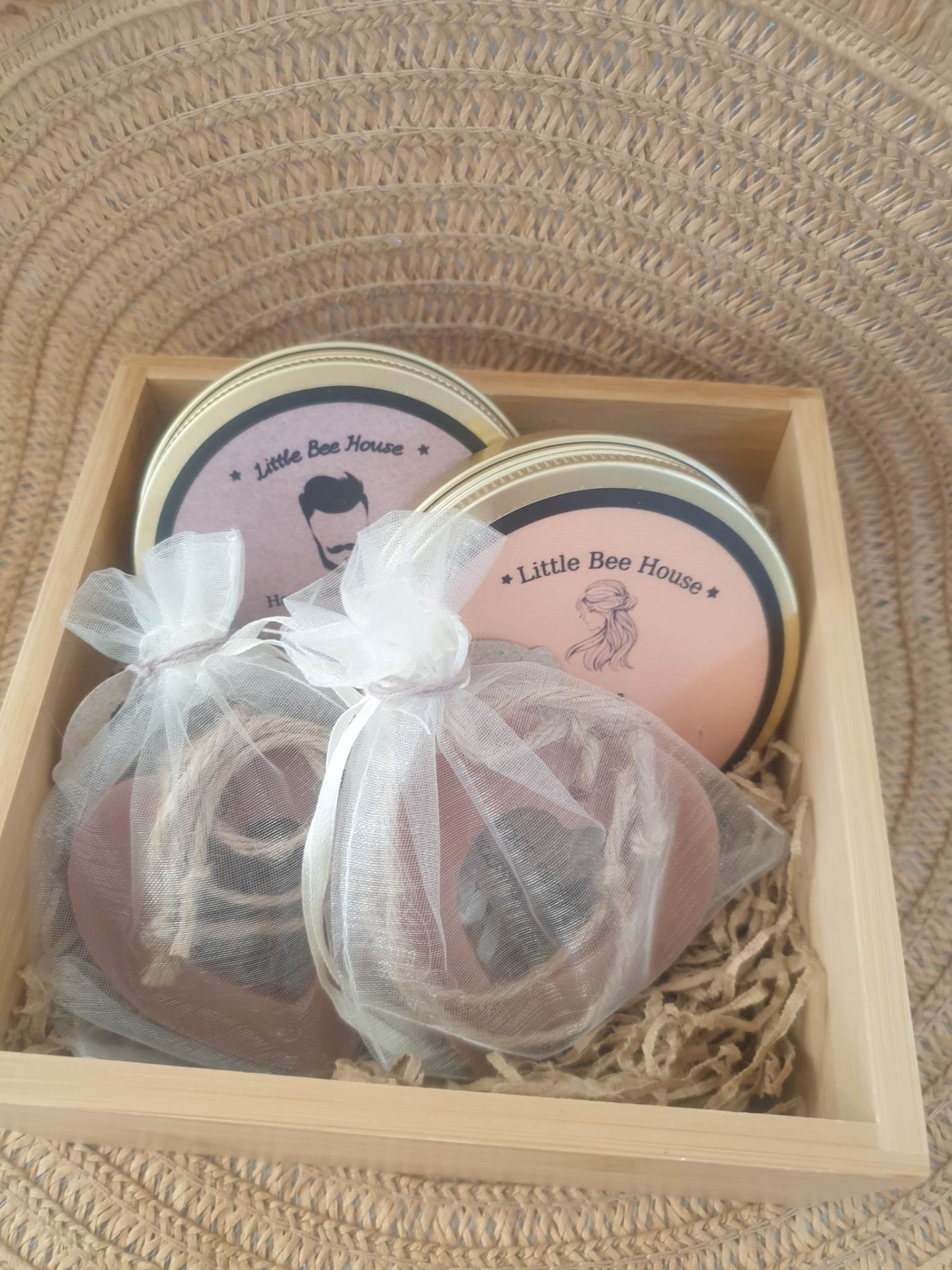 Couple Gift Set 2-Περιλαμβάνει: Πομάδα για μαλλιά(για εκείνη),Πομάδα για γένια(για εκείνον),2 Αρωματικά Ντουλάπας 25,00€