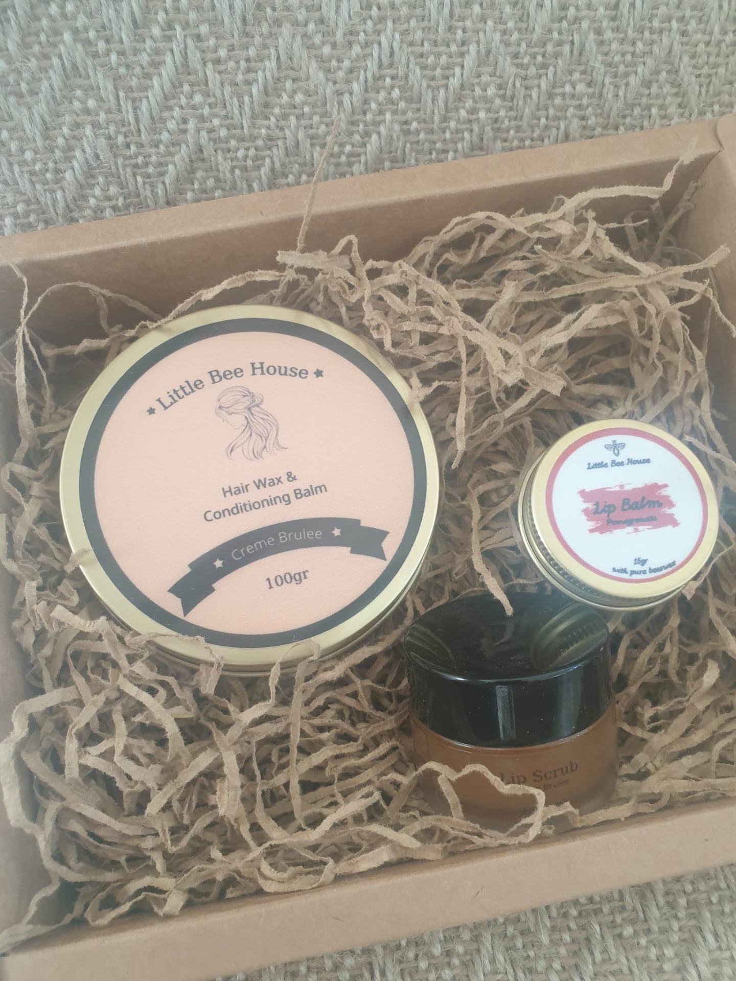 Gift Set 1-Περιλαμβάνει:Πομάδα Μαλλιών, Λιποζάν,Απολεπιστικό χειλιών 24,00€