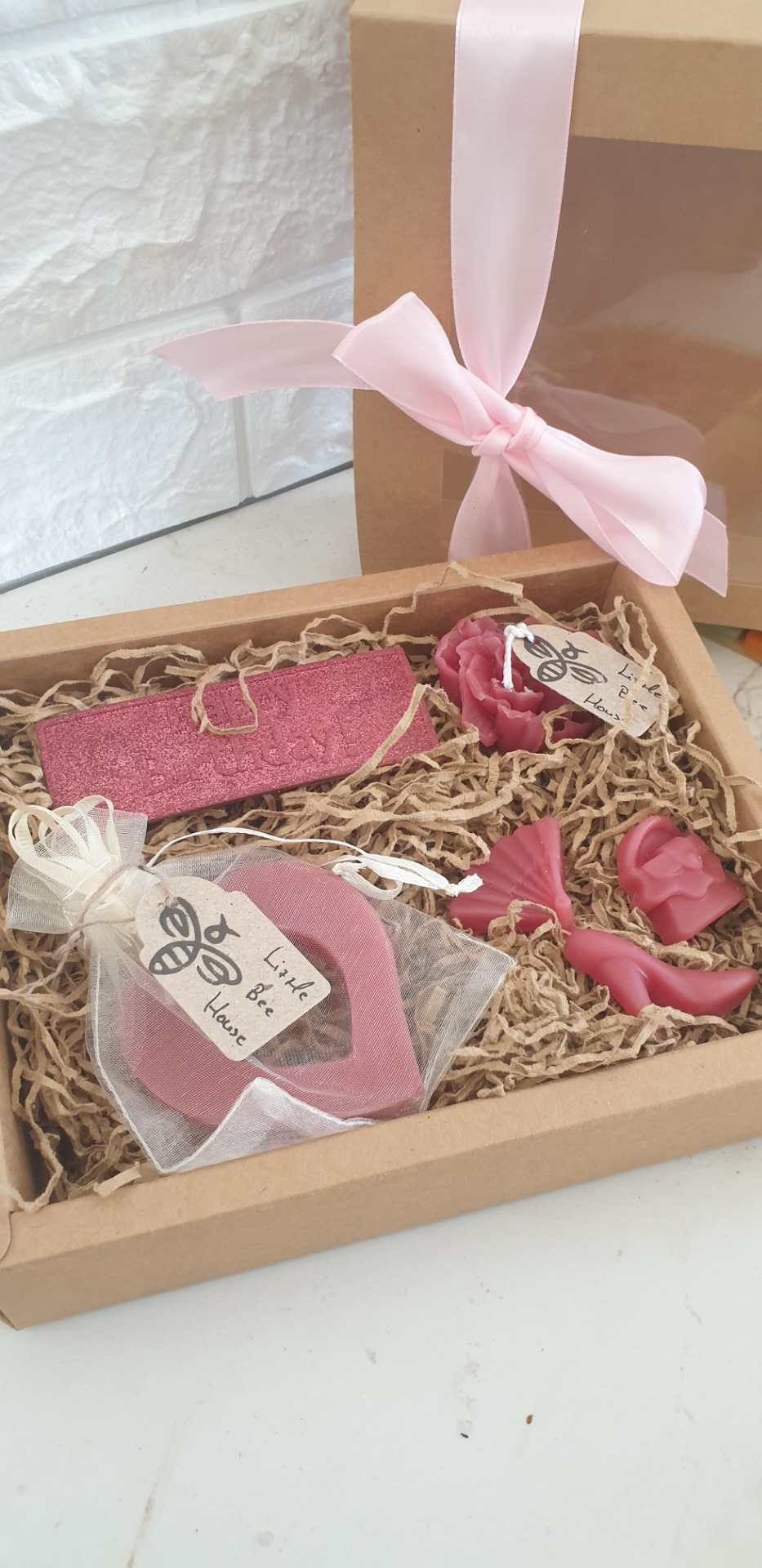 Gift Set 4-Περιλαμβάνει:3 Wax Melts Girl Edition,Mini Μπάρα Σοκολάτας Happy Birthday,Αρωματικό Ντουλάπας καρδιά,Κεράκι Λουλούδι 13,00€